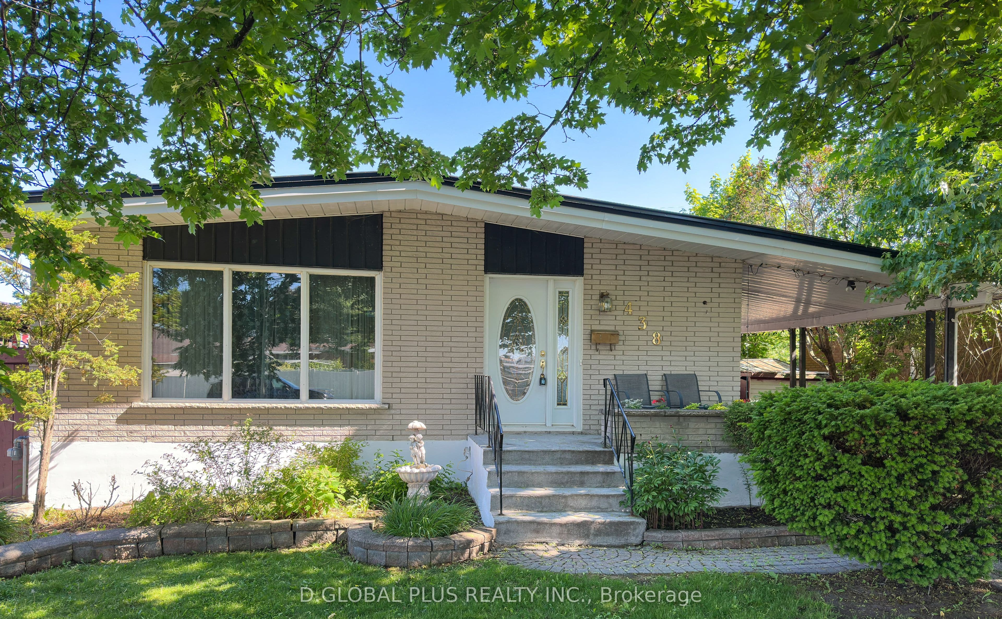 438 Beach Avenue, Cornwall