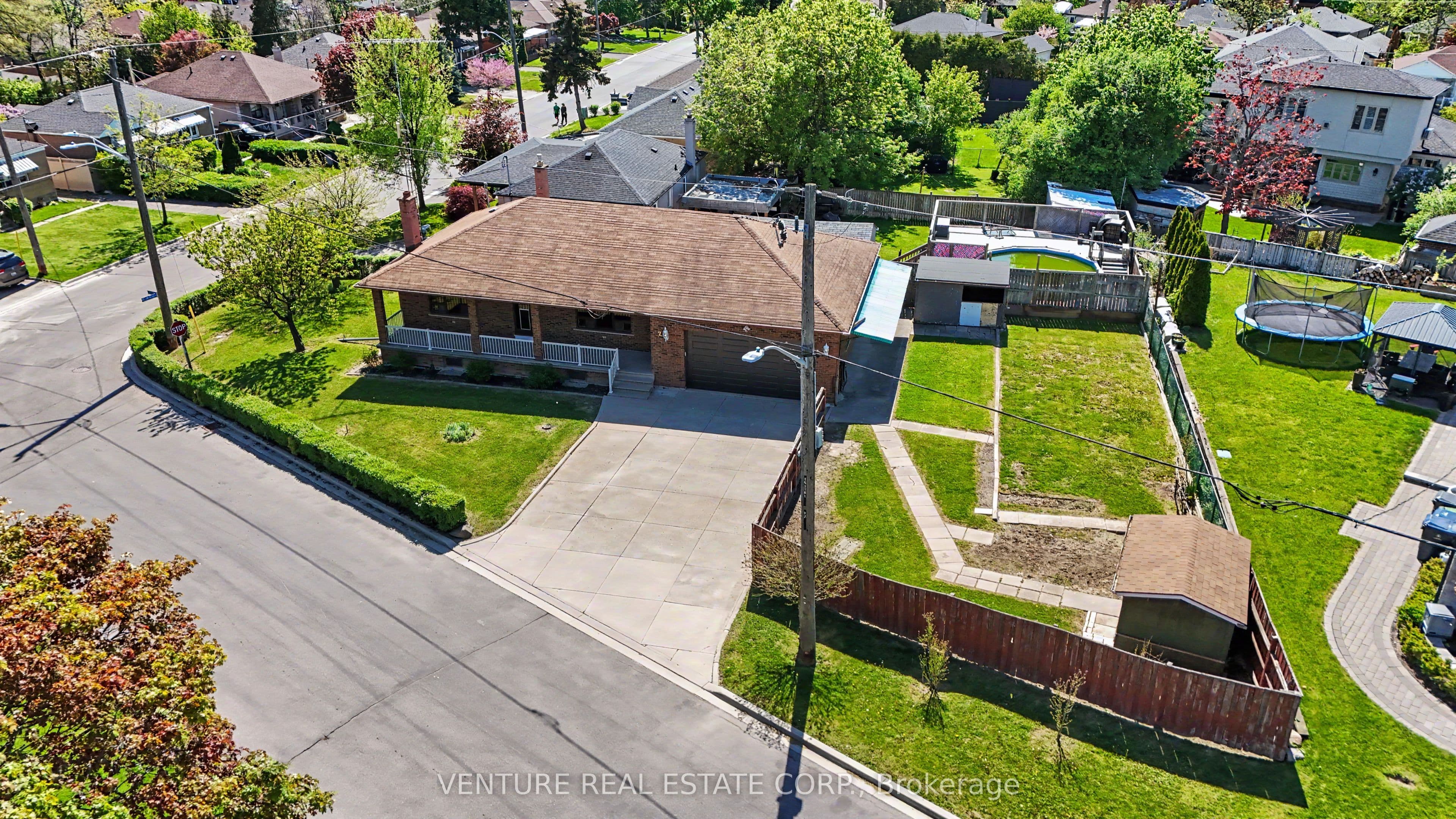 2 Redfern Avenue, Toronto W05