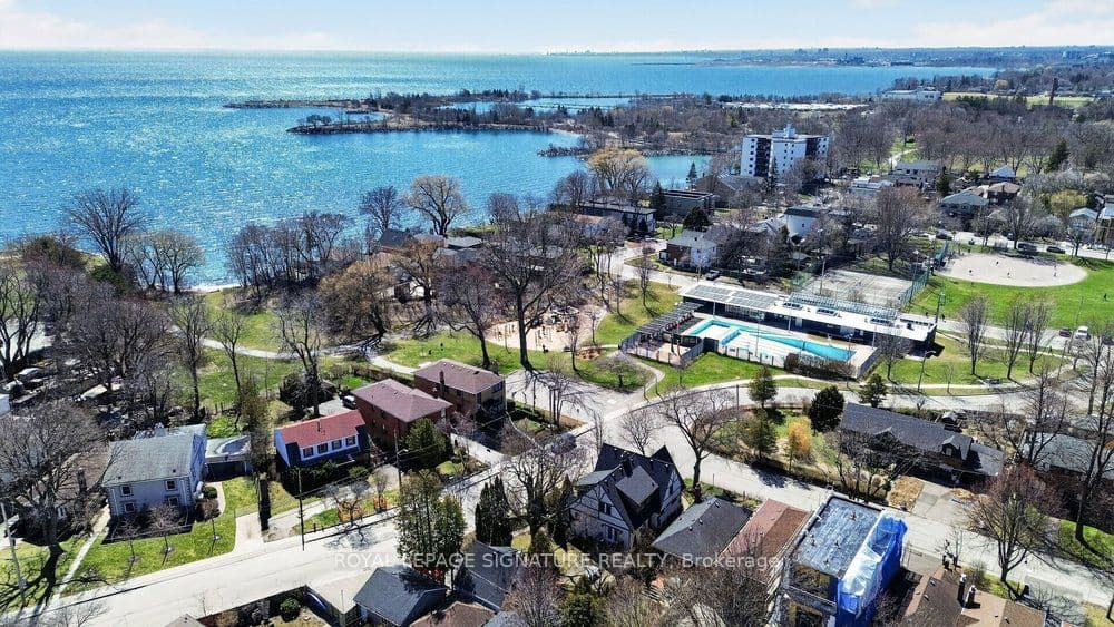 175B Lake Shore Drive, Toronto W06