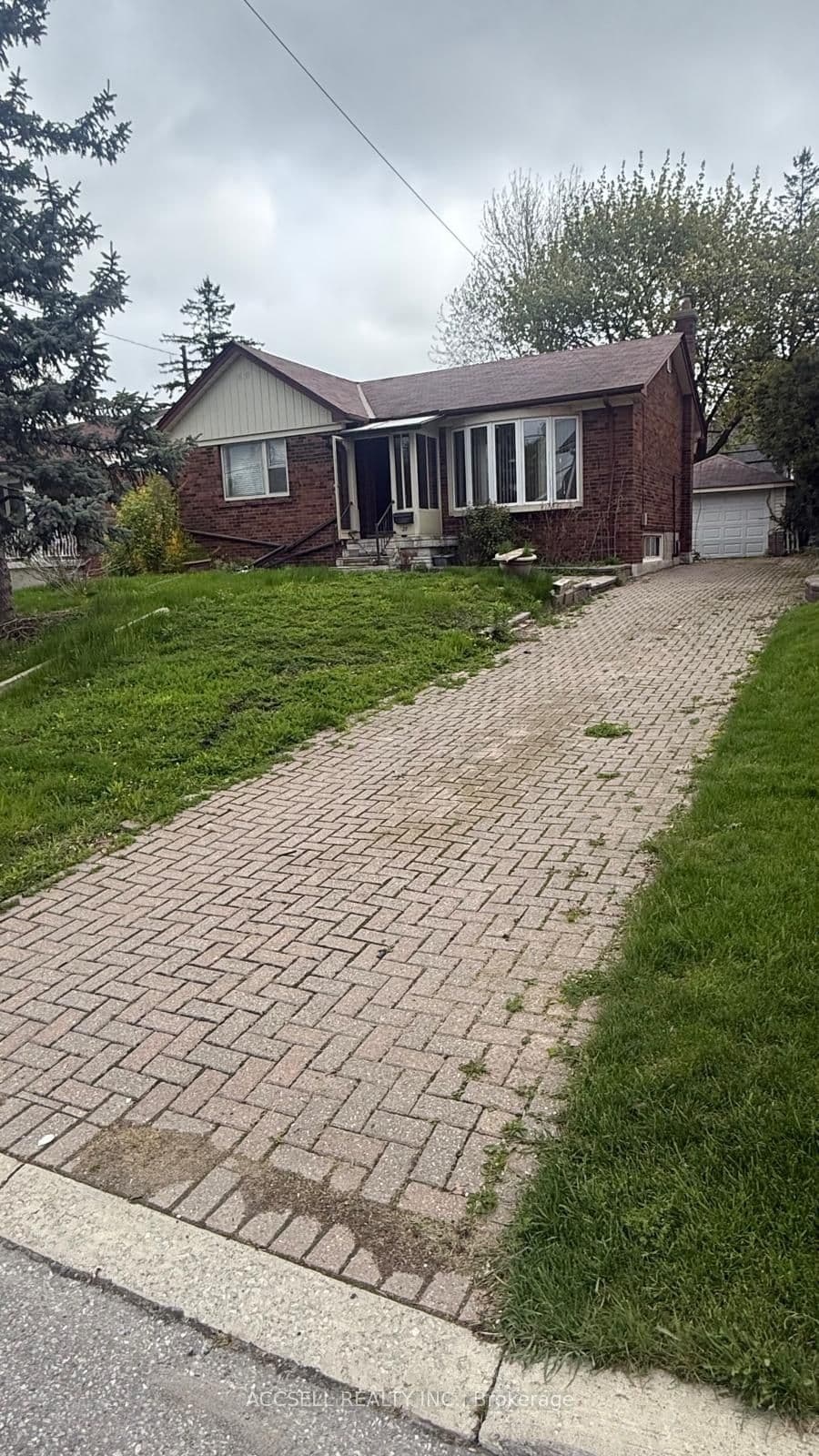 27 Ivordale Crescent, Toronto E04