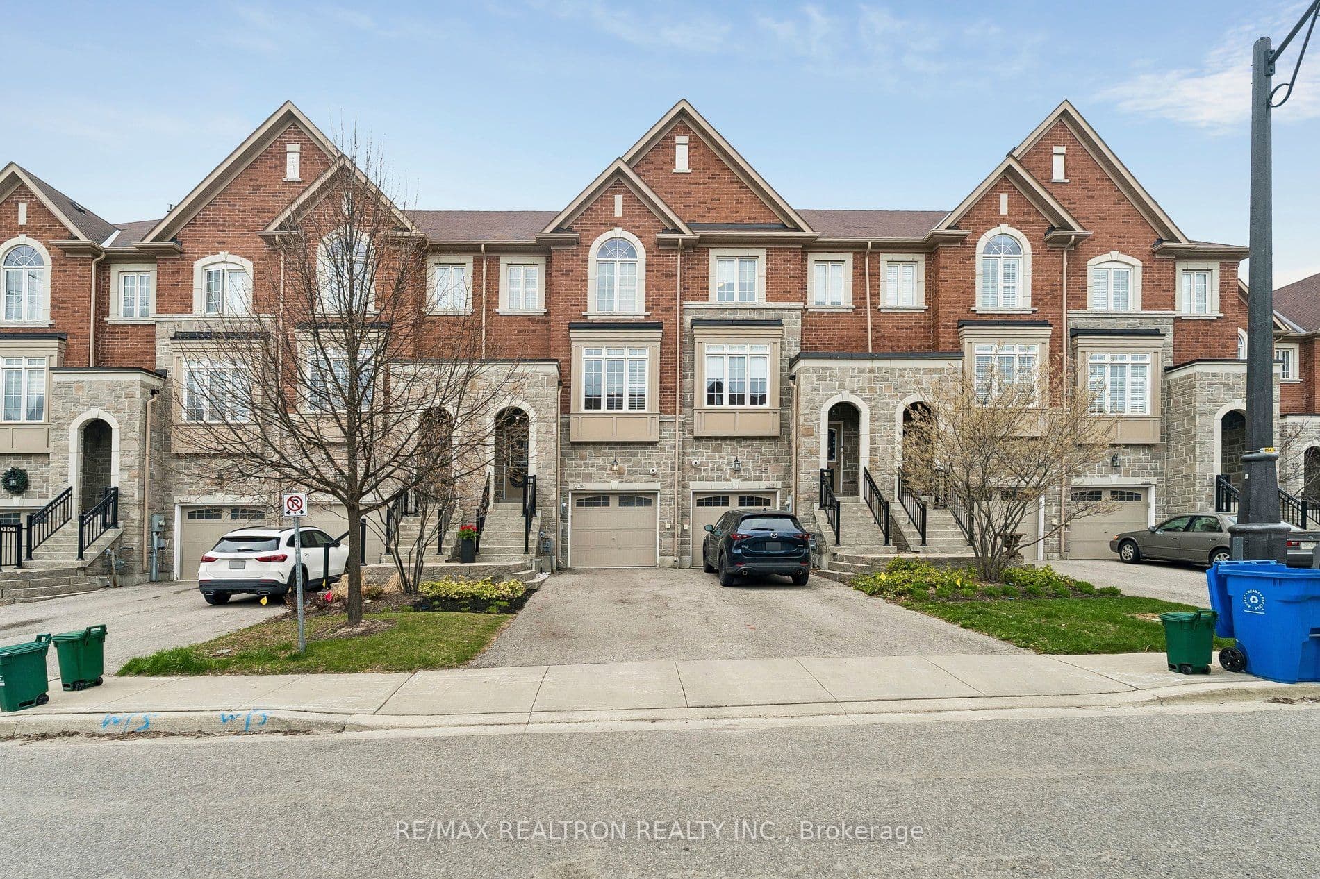 216 Appleton Court, Newmarket