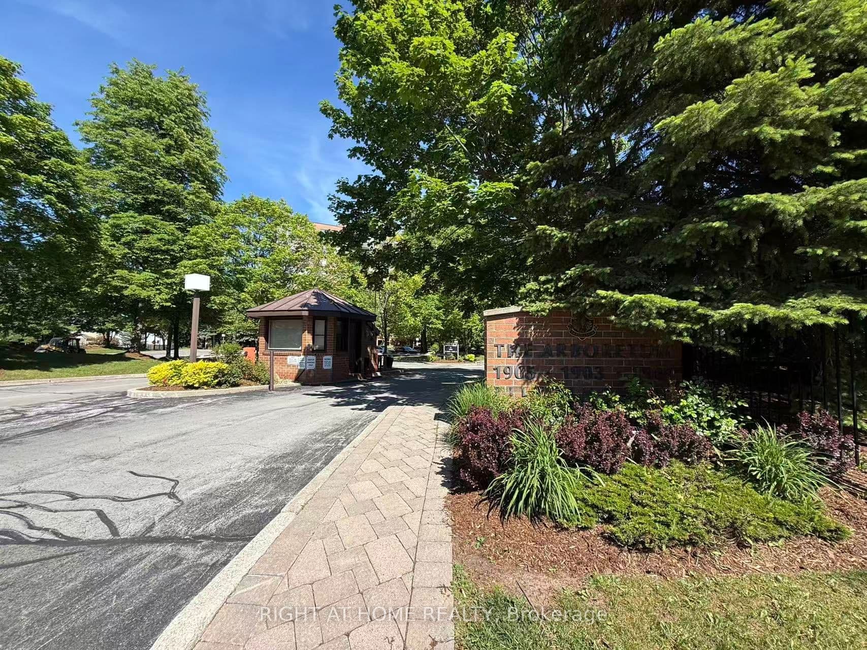 1901 Pilgrims Way Unit 301, Oakville