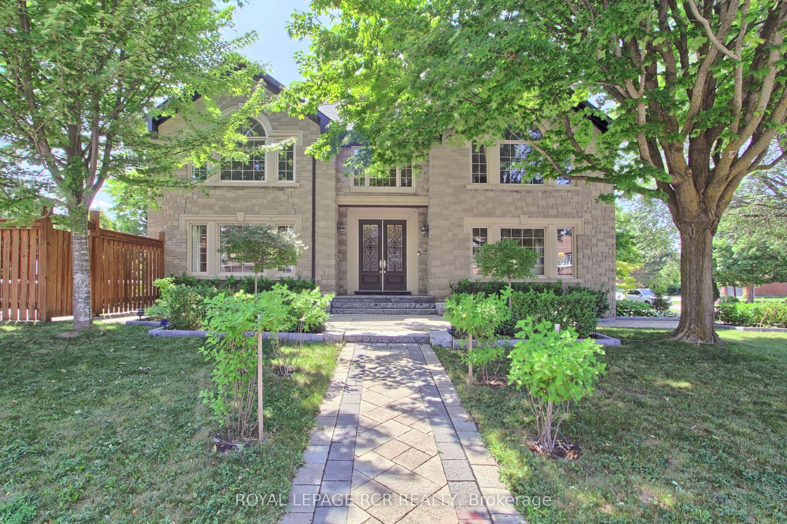 646 Brooker Ridge, Newmarket