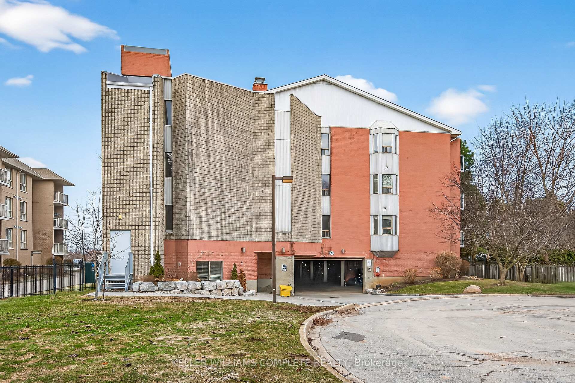 6 NIAGARA Street Unit 208, Grimsby