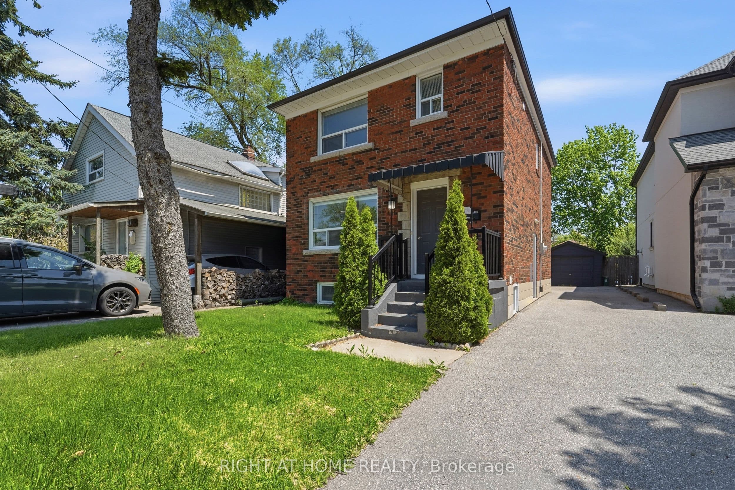 615 Pharmacy Avenue, Toronto E04