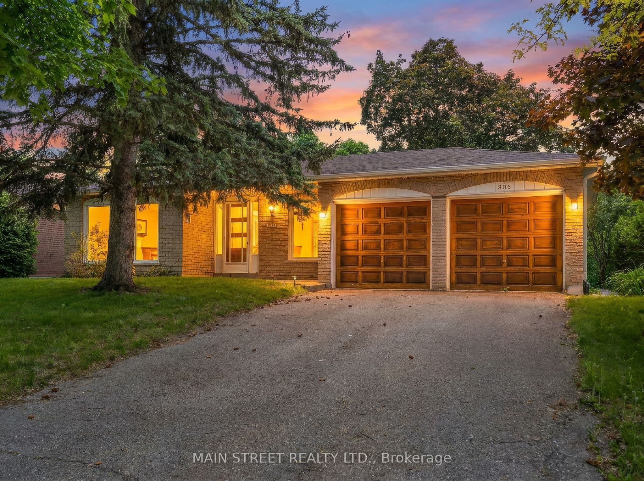 806 Three Seasons Drive, Newmarket